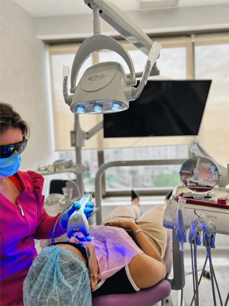 Procedimento em andamento, com paciente protegida e profissional paramentado