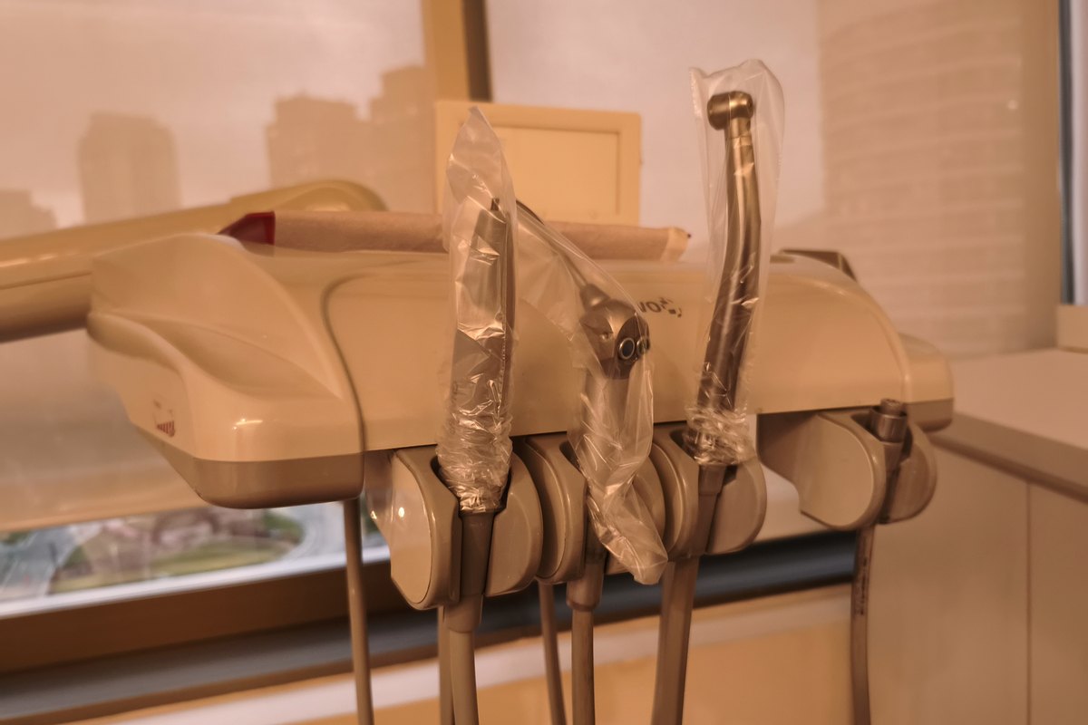 Canetas e seringa do equipo odontológico protegidas por barreiras descartáveis