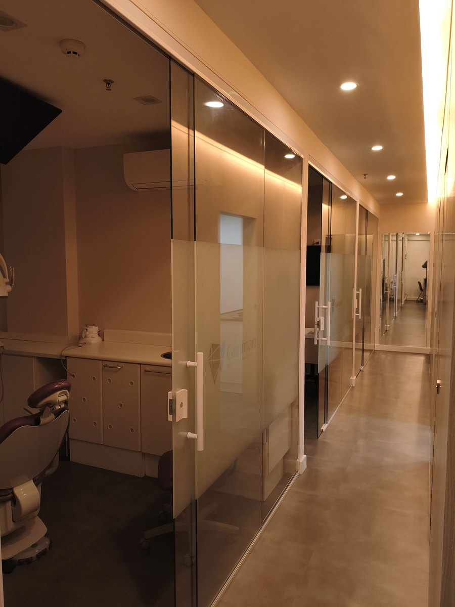 Corredor interno da Clínica Gusman, com consultórios fechados por portas de vidro jateado