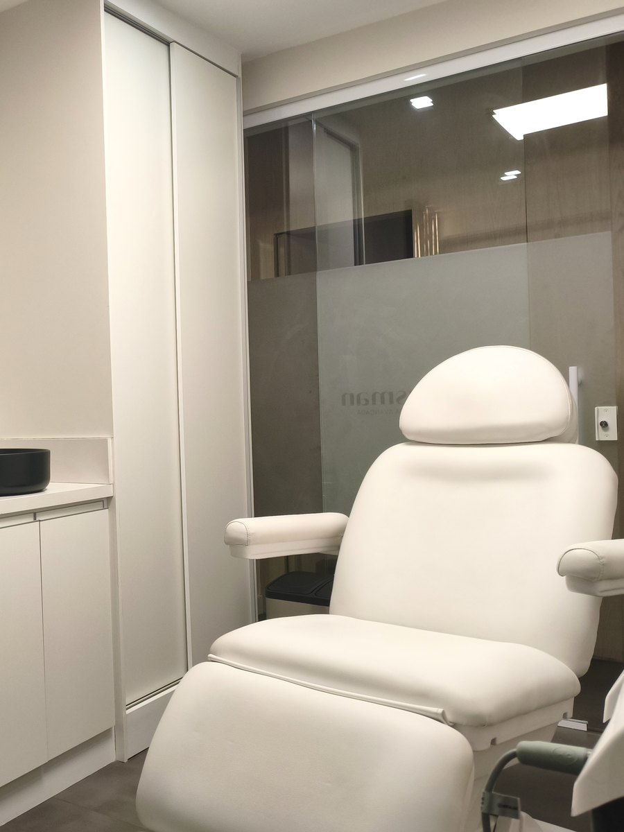 Maca clínica da sala de harmonização orofacial da Clínica Gusman, ao lado da bancada de apoio
