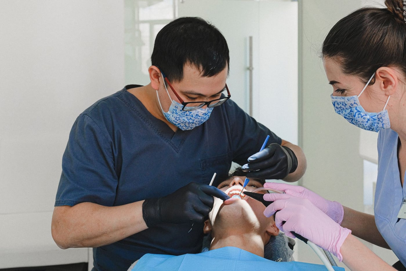 Profissionais realizando limpeza e cuidados odontológicos