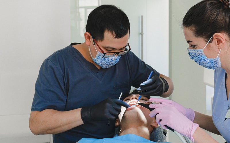 Profissionais realizando limpeza e cuidados odontológicos