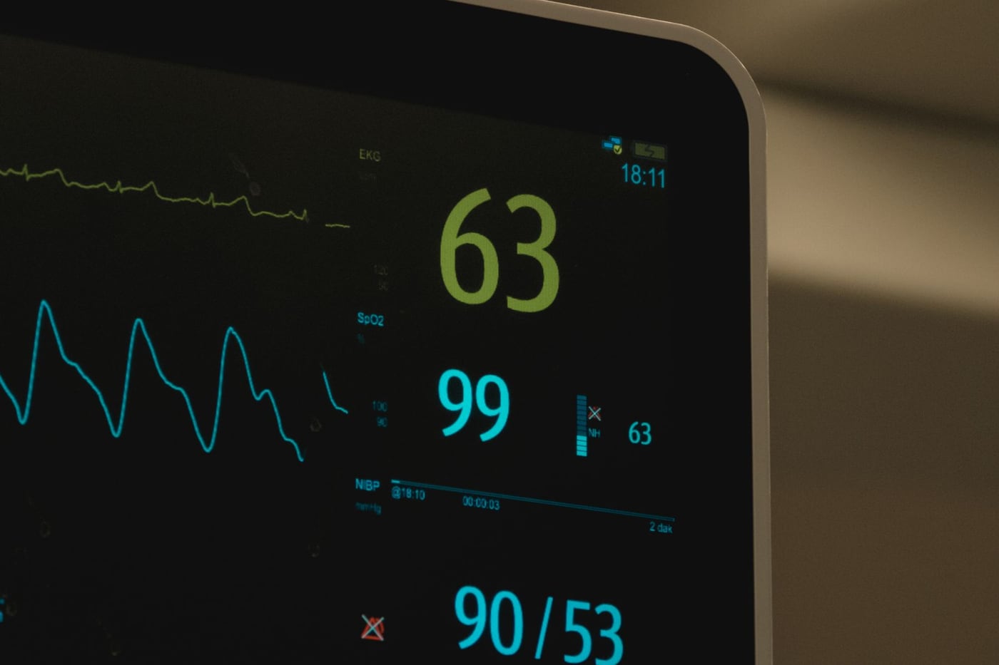 Monitor com frequência cardíaca e outros sinais vitais