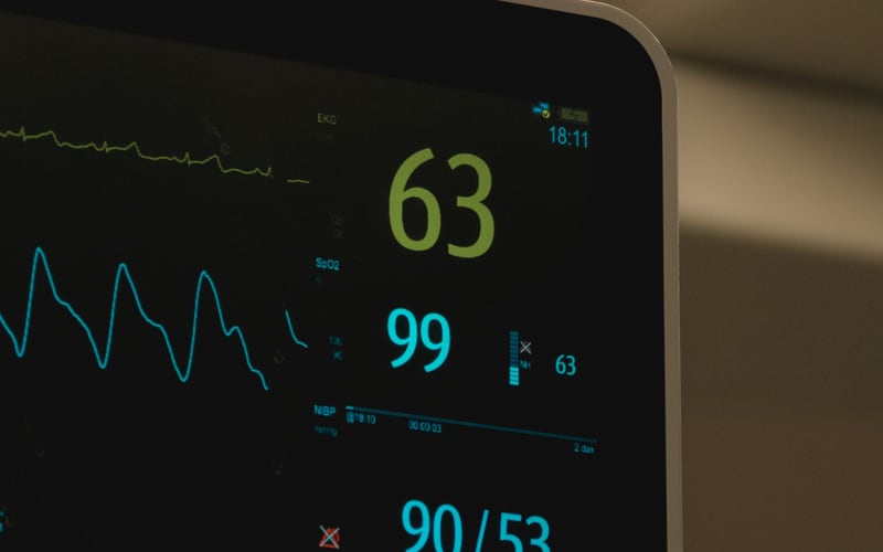 Monitor com frequência cardíaca e outros sinais vitais