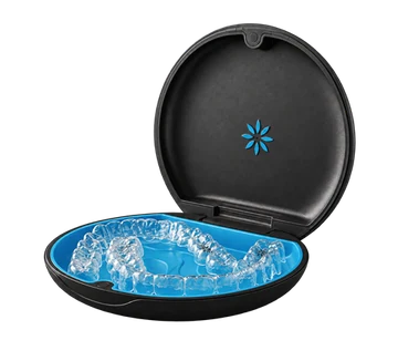 Estojo aberto com alinhadores transparentes Invisalign